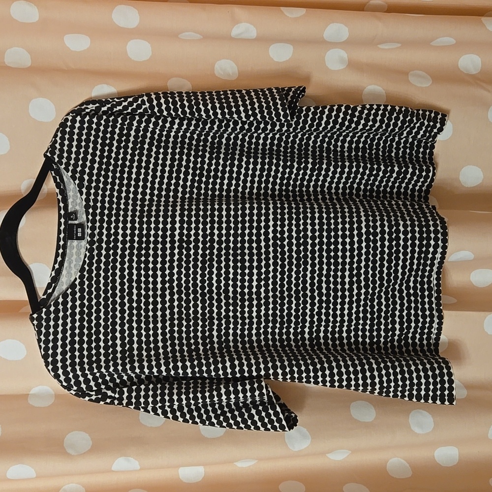 Uniqlo Black and White Short Sleeve Tee